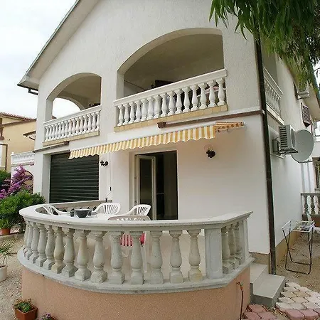 In With Seaview, Terrace, Air Condition, Wifi Apartman *