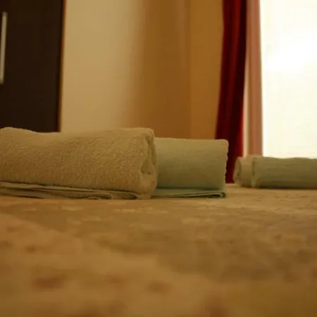 In With Seaview, Terrace, Air Condition, Wifi Apartman *